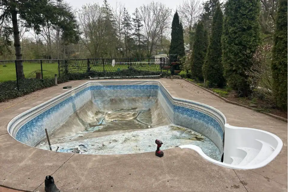 Pool Liner Replacement In Grimsby Before 5